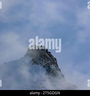Mont Blanc Bergmassiv Blick am 22. Oktober 2023 auf den Gipfel Aiguille du Midi 3842 im Bergmassiv des Mont Blanc bei Chamonix in Frankreich. Charmonix Haute-Savoie Frankreich NK008762-2 *** Blick auf das Bergmassiv Mont Blanc am 22. Oktober 2023 bis zum Gipfel Aiguille du Midi 3842 im Bergmassiv des Mont Blanc bei Chamonix in Frankreich Charmonix Haute Savoie France NK008762 2 2 Credit: Imago/Alamy Live News Stockfoto