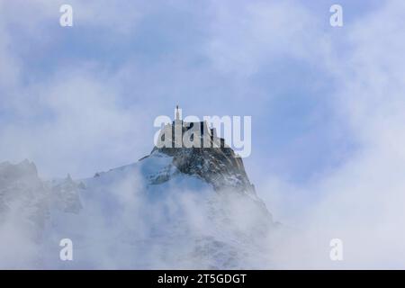 Mont Blanc Bergmassiv Blick am 22. Oktober 2023 auf den Gipfel Aiguille du Midi 3842 im Bergmassiv des Mont Blanc bei Chamonix in Frankreich. Charmonix Haute-Savoie Frankreich NK008757 *** Blick auf das Bergmassiv Mont Blanc am 22. Oktober 2023 bis zum Gipfel Aiguille du Midi 3842 im Bergmassiv des Mont Blanc bei Chamonix in Frankreich Charmonix Haute Savoie France NK008757 Credit: Imago/Alamy Live News Stockfoto