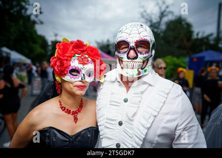 Fort Lauderdale, FL, USA – 4. November 2023: Paare verkleidet für Day of the Dead Celebration in Fort Lauderdale, Florida Stockfoto