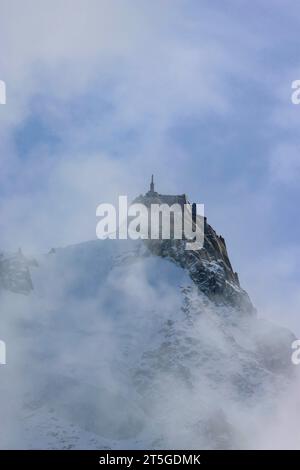 Mont Blanc Bergmassiv Blick am 22. Oktober 2023 auf den Gipfel Aiguille du Midi 3842 im Bergmassiv des Mont Blanc bei Chamonix in Frankreich. Charmonix Haute-Savoie Frankreich NK008765-2 *** Blick auf das Bergmassiv Mont Blanc am 22. Oktober 2023 bis zum Gipfel Aiguille du Midi 3842 im Bergmassiv des Mont Blanc bei Chamonix in Frankreich Charmonix Haute Savoie France NK008765 2 Credit: Imago/Alamy Live News Stockfoto