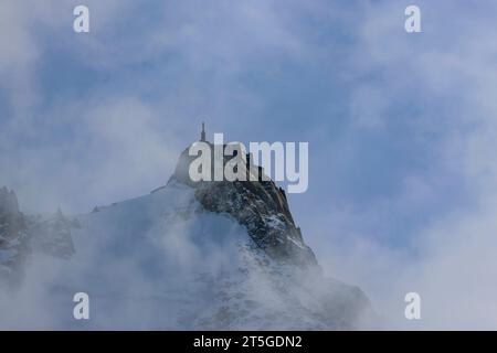 Mont Blanc Bergmassiv Blick am 22. Oktober 2023 auf den Gipfel Aiguille du Midi 3842 im Bergmassiv des Mont Blanc bei Chamonix in Frankreich. Charmonix Haute-Savoie Frankreich NK008764 *** Blick auf das Bergmassiv Mont Blanc am 22. Oktober 2023 bis zum Gipfel Aiguille du Midi 3842 im Bergmassiv des Mont Blanc bei Chamonix in Frankreich Charmonix Haute Savoie France NK008764 Credit: Imago/Alamy Live News Stockfoto