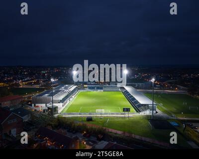 Hjørring, Dänemark: Nächtliche Luftaufnahme des beleuchteten Hjørring Stadions (Nord Energi Arena), Heimstadion für Fortuna Hjørring und Vendsyssel FF Stockfoto