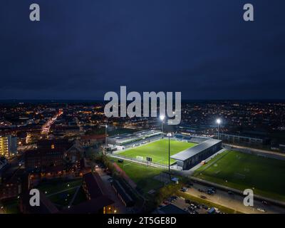 Hjørring, Dänemark: Nächtliche Luftaufnahme des beleuchteten Hjørring Stadions (Nord Energi Arena), Heimstadion für Fortuna Hjørring und Vendsyssel FF Stockfoto