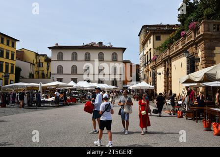 Lucca, Italien. September 2023. Der sonntägliche Flohmarkt in Lucca. Hochwertige Fotos Stockfoto