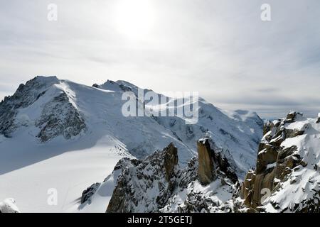 Mont Blanc Bergmassiv Blick am 22. Oktober 2023 vom Gipfel Aiguille du Midi 3842 und der gleichnamigen Aussichtsplattform auf den höchsten Berg der Alpen, dem Mont Blanc 4805 Meter. Charmonix Haute-Savoie Frankreich  JK11588 *** Blick auf das Bergmassiv Mont Blanc am 22. Oktober 2023 vom Gipfel Aiguille du Midi 3842 und der Aussichtsplattform gleichen Namens zum höchsten Berg der Alpen, dem Mont Blanc 4805 Meter Charmonix Haute Savoie France JK11588 Credit: Imago/Alamy Live News Stockfoto