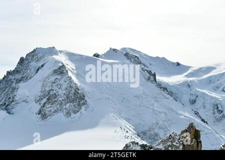 Mont Blanc Bergmassiv Blick am 22. Oktober 2023 vom Gipfel Aiguille du Midi 3842 und der gleichnamigen Aussichtsplattform auf den höchsten Berg der Alpen, dem Mont Blanc 4805 Meter. Charmonix Haute-Savoie Frankreich  JK11582 *** Blick auf das Bergmassiv Mont Blanc am 22. Oktober 2023 vom Gipfel Aiguille du Midi 3842 und der Aussichtsplattform gleichen Namens zum höchsten Berg der Alpen, dem Mont Blanc 4805 Meter Charmonix Haute Savoie France JK11582 Credit: Imago/Alamy Live News Stockfoto