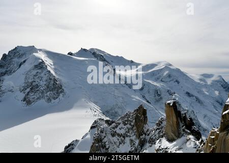 Mont Blanc Bergmassiv Blick am 22. Oktober 2023 vom Gipfel Aiguille du Midi 3842 und der gleichnamigen Aussichtsplattform auf den höchsten Berg der Alpen, dem Mont Blanc 4805 Meter. Charmonix Haute-Savoie Frankreich  JK11595 *** Blick auf das Bergmassiv Mont Blanc am 22. Oktober 2023 vom Gipfel Aiguille du Midi 3842 und der Aussichtsplattform gleichen Namens zum höchsten Berg der Alpen, dem Mont Blanc 4805 Meter Charmonix Haute Savoie France JK11595 Credit: Imago/Alamy Live News Stockfoto