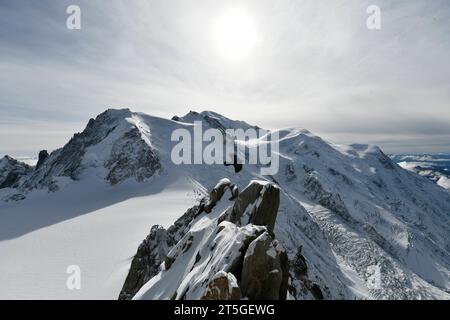 Mont Blanc Bergmassiv Blick am 22. Oktober 2023 vom Gipfel Aiguille du Midi 3842 und der gleichnamigen Aussichtsplattform auf den höchsten Berg der Alpen, dem Mont Blanc 4805 Meter. Charmonix Haute-Savoie Frankreich  JK11636 *** Blick auf das Bergmassiv Mont Blanc am 22. Oktober 2023 vom Gipfel Aiguille du Midi 3842 und der Aussichtsplattform gleichen Namens zum höchsten Berg der Alpen, dem Mont Blanc 4805 Meter Charmonix Haute Savoie France JK11636 Credit: Imago/Alamy Live News Stockfoto