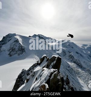 Mont Blanc Bergmassiv Blick am 22. Oktober 2023 vom Gipfel Aiguille du Midi 3842 und der gleichnamigen Aussichtsplattform auf den höchsten Berg der Alpen, dem Mont Blanc 4805 Meter. Charmonix Haute-Savoie Frankreich  JK11637 *** Blick auf das Bergmassiv des Mont Blanc am 22. Oktober 2023 vom Gipfel Aiguille du Midi 3842 und der Aussichtsplattform gleichen Namens zum höchsten Berg der Alpen, dem Mont Blanc 4805 Meter Charmonix Haute Savoie France JK11637 Credit: Imago/Alamy Live News Stockfoto