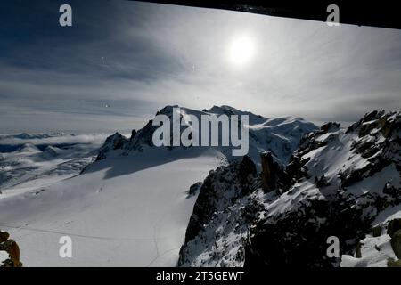 Mont Blanc Bergmassiv Blick am 22. Oktober 2023 vom Gipfel Aiguille du Midi 3842 und der gleichnamigen Aussichtsplattform auf den höchsten Berg der Alpen, dem Mont Blanc 4805 Meter. Charmonix Haute-Savoie Frankreich  JK11624 *** Blick auf das Bergmassiv Mont Blanc am 22. Oktober 2023 vom Gipfel Aiguille du Midi 3842 und der Aussichtsplattform gleichen Namens zum höchsten Berg der Alpen, dem Mont Blanc 4805 Meter Charmonix Haute Savoie France JK11624 Credit: Imago/Alamy Live News Stockfoto