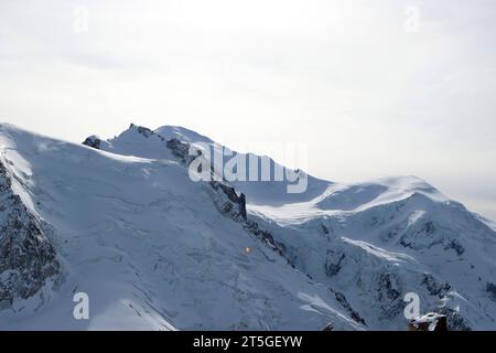 Mont Blanc Bergmassiv Blick am 22. Oktober 2023 vom Gipfel Aiguille du Midi 3842 und der gleichnamigen Aussichtsplattform auf den höchsten Berg der Alpen, dem Mont Blanc 4805 Meter. Charmonix Haute-Savoie Frankreich NK008393 *** Blick auf das Bergmassiv Mont Blanc am 22. Oktober 2023 vom Gipfel Aiguille du Midi 3842 und der Aussichtsplattform gleichen Namens zum höchsten Berg der Alpen, dem Mont Blanc 4805 Meter Charmonix Haute Savoie France NK008393 Credit: Imago/Alamy Live News Stockfoto