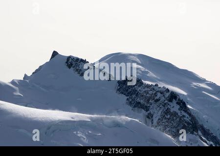 Mont Blanc Bergmassiv Blick am 22. Oktober 2023 vom Gipfel Aiguille du Midi 3842 und der gleichnamigen Aussichtsplattform auf den höchsten Berg der Alpen, dem Mont Blanc 4805 Meter. Charmonix Haute-Savoie Frankreich NK008401 *** Blick auf das Bergmassiv Mont Blanc am 22. Oktober 2023 vom Gipfel Aiguille du Midi 3842 und der Aussichtsplattform gleichen Namens zum höchsten Berg der Alpen, dem Mont Blanc 4805 Meter Charmonix Haute Savoie France NK008401 Credit: Imago/Alamy Live News Stockfoto