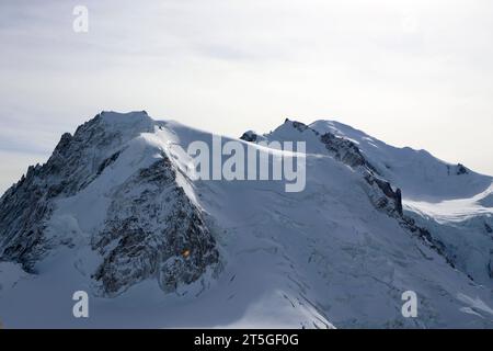 Mont Blanc Bergmassiv Blick am 22. Oktober 2023 vom Gipfel Aiguille du Midi 3842 und der gleichnamigen Aussichtsplattform auf den höchsten Berg der Alpen, dem Mont Blanc 4805 Meter. Charmonix Haute-Savoie Frankreich NK008407 *** Blick auf das Bergmassiv Mont Blanc am 22. Oktober 2023 vom Gipfel Aiguille du Midi 3842 und der Aussichtsplattform gleichen Namens zum höchsten Berg der Alpen, dem Mont Blanc 4805 Meter Charmonix Haute Savoie France NK008407 Credit: Imago/Alamy Live News Stockfoto