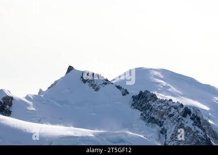 Mont Blanc Bergmassiv Blick am 22. Oktober 2023 vom Gipfel Aiguille du Midi 3842 und der gleichnamigen Aussichtsplattform auf den höchsten Berg der Alpen, dem Mont Blanc 4805 Meter. Charmonix Haute-Savoie Frankreich NK008451 *** Blick auf das Bergmassiv Mont Blanc am 22. Oktober 2023 vom Gipfel Aiguille du Midi 3842 und der Aussichtsplattform gleichen Namens zum höchsten Berg der Alpen, dem Mont Blanc 4805 Meter Charmonix Haute Savoie France NK008451 Credit: Imago/Alamy Live News Stockfoto