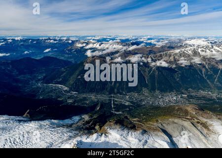 Mont Blanc Bergmassiv Blick am 22. Oktober 2023 vom Gipfel Aiguille du Midi 3842 und der gleichnamigen Aussichtsplattform im Bergmassiv Mont Blanc in Richtung Chamonix. Charmonix Haute-Savoie Frankreich  JK11489 *** Blick auf das Bergmassiv Mont Blanc am 22. Oktober 2023 vom Gipfel Aiguille du Midi 3842 und der Aussichtsplattform des gleichnamigen Bergmassivs Mont Blanc in Richtung Chamonix Charmonix Haute Savoie France JK11489 Credit: Imago/Alamy Live News Stockfoto