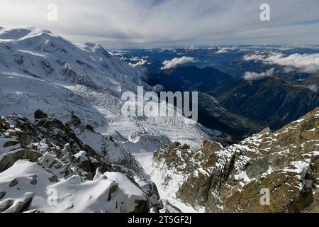 Mont Blanc Bergmassiv Blick am 22. Oktober 2023 vom Gipfel Aiguille du Midi 3842 und der gleichnamigen Aussichtsplattform im Bergmassiv Mont Blanc in Richtung Chamonix. Charmonix Haute-Savoie Frankreich  JK11631 *** Blick auf das Bergmassiv Mont Blanc am 22. Oktober 2023 vom Gipfel Aiguille du Midi 3842 und die Aussichtsplattform des gleichnamigen Bergmassivs Mont Blanc in Richtung Chamonix Charmonix Haute Savoie France JK11631 Credit: Imago/Alamy Live News Stockfoto