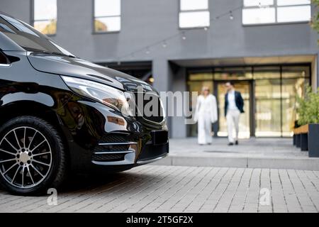 Geschäftsleute laufen zu Fuß zum Taxi im Minibus Stockfoto