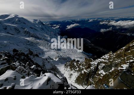 Mont Blanc Bergmassiv Blick am 22. Oktober 2023 vom Gipfel Aiguille du Midi 3842 und der gleichnamigen Aussichtsplattform im Bergmassiv Mont Blanc in Richtung Chamonix. Charmonix Haute-Savoie Frankreich  JK11629 *** Blick auf das Bergmassiv Mont Blanc am 22. Oktober 2023 vom Gipfel Aiguille du Midi 3842 und der gleichnamigen Aussichtsplattform im Bergmassiv Mont Blanc in Richtung Chamonix Charmonix Haute Savoie France JK11629 Credit: Imago/Alamy Live News Stockfoto