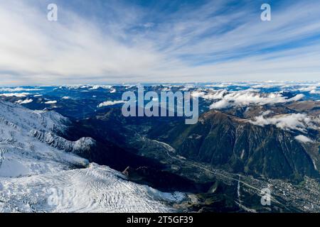 Mont Blanc Bergmassiv Blick am 22. Oktober 2023 vom Gipfel Aiguille du Midi 3842 und der gleichnamigen Aussichtsplattform im Bergmassiv Mont Blanc in Richtung Chamonix. Charmonix Haute-Savoie Frankreich  JK11509 *** Blick auf das Bergmassiv Mont Blanc am 22. Oktober 2023 vom Gipfel Aiguille du Midi 3842 und der gleichnamigen Aussichtsplattform im Bergmassiv Mont Blanc in Richtung Chamonix Charmonix Haute Savoie France JK11509 Credit: Imago/Alamy Live News Stockfoto