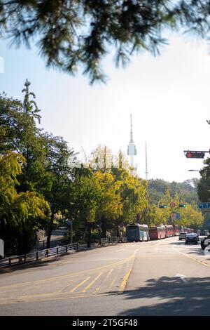 Seoul, Südkorea - 11. Oktober 2022: Straße in der Nähe der Hanyangdoseong Mauer oder der Seoul City Mauer im Namsan Park, mit Blick auf den N Seoul Tower. Südkorea Stockfoto