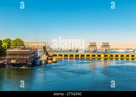 Kreuzfahrtschiffe passieren die Schleuse Esna. Wassertor am Nil verbindet Luxor und Assuan. Esna, Ägypten - 20. Oktober 2023. Stockfoto