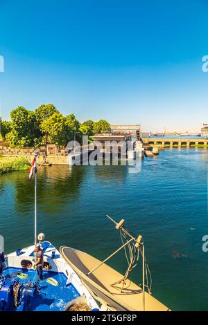Kreuzfahrtschiffe passieren die Schleuse Esna. Wassertor am Nil verbindet Luxor und Assuan. Esna, Ägypten - 20. Oktober 2023. Stockfoto