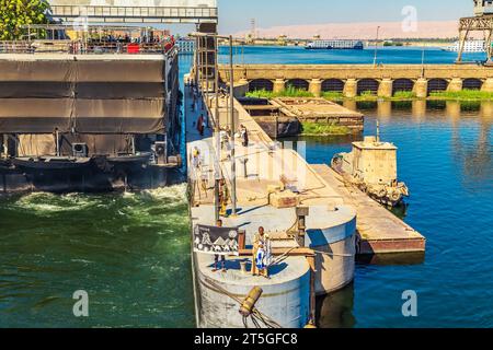 Kreuzfahrtschiffe passieren die Schleuse Esna. Wassertor am Nil verbindet Luxor und Assuan. Esna, Ägypten - 20. Oktober 2023. Stockfoto