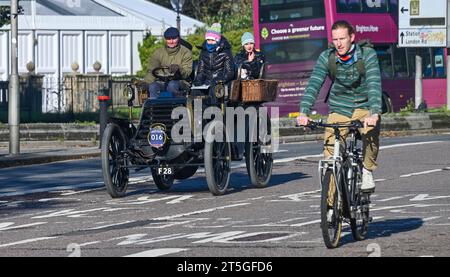 Brighton UK 5. November 2023 - Ein 1898 Panhard et Levassor wird in Brighton während dieses Jahres RM Sotheby's London to Brighton Veteran Car Run zum Gedenken an den berühmten Emancipation Run vom November 1896 in den Verkehr gebracht. : Credit Simon Dack / Alamy Live News Stockfoto