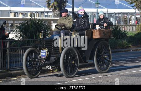 Brighton UK 5. November 2023 - Ein 1898 Panhard et Levassor wird in Brighton während dieses Jahres RM Sotheby's London to Brighton Veteran Car Run zum Gedenken an den berühmten Emancipation Run vom November 1896 in den Verkehr gebracht. : Credit Simon Dack / Alamy Live News Stockfoto