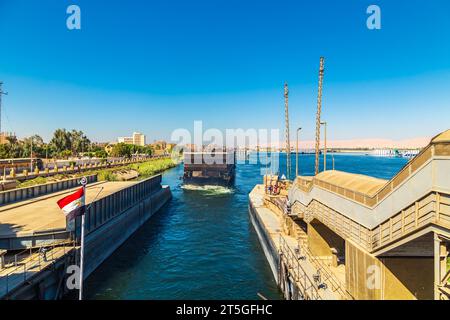 Kreuzfahrtschiffe passieren die Schleuse Esna. Wassertor am Nil verbindet Luxor und Assuan. Esna, Ägypten - 20. Oktober 2023. Stockfoto