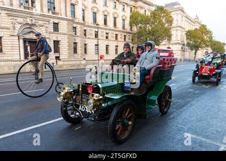 Westminster, London, Großbritannien. November 2023. Die Rennstrecke von London nach Brighton ist das am längsten laufende Motorrennen der Welt. Das erste Rennen fand 1896 statt, um die Verabschiedung des Gesetzes zu feiern, das es „leichten Lokomotiven“ ermöglichte, mit Geschwindigkeiten von mehr als 4 km/h zu fahren. Fahrzeuge, die an der Veranstaltung teilnehmen, müssen vor 1905 gebaut worden sein. Die Fahrzeuge fuhren bei Sonnenaufgang vom Hyde Park durch London, bevor sie in Richtung Süden fuhren. 1903 Gladiator Stockfoto