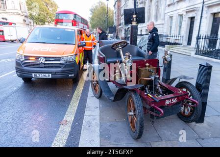 Westminster, London, Großbritannien. November 2023. Die Rennstrecke von London nach Brighton ist das am längsten laufende Motorrennen der Welt. Das erste Rennen fand 1896 statt, um die Verabschiedung des Gesetzes zu feiern, das es „leichten Lokomotiven“ ermöglichte, mit Geschwindigkeiten von mehr als 4 km/h zu fahren. Fahrzeuge, die an der Veranstaltung teilnehmen, müssen vor 1905 gebaut worden sein. Die Fahrzeuge fuhren bei Sonnenaufgang vom Hyde Park durch London, bevor sie in Richtung Süden fuhren. Der RAC stellte Supportteams zur Verfügung. Stockfoto