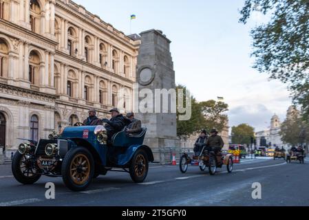Westminster, London, Großbritannien. November 2023. Die Rennstrecke von London nach Brighton ist das am längsten laufende Motorrennen der Welt. Das erste Rennen fand 1896 statt, um die Verabschiedung des Gesetzes zu feiern, das es „leichten Lokomotiven“ ermöglichte, mit Geschwindigkeiten von mehr als 4 km/h zu fahren. Fahrzeuge, die an der Veranstaltung teilnehmen, müssen vor 1905 gebaut worden sein. Die Fahrzeuge fuhren bei Sonnenaufgang vom Hyde Park durch London, bevor sie in Richtung Süden fuhren. 1903 Daimler in Whitehall Stockfoto