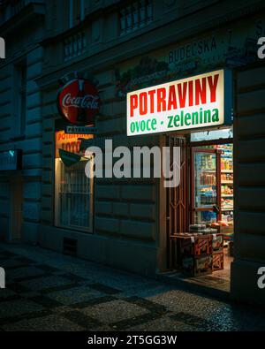 Potraviny (Lebensmittelgeschäft) in der Nacht in Vinohrady, Prag, Tschechien Stockfoto