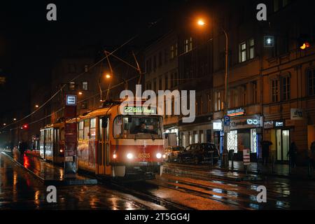 Straßenbahn in einer regnerischen Nacht in Vinohrady, Prag, Tschechien Stockfoto