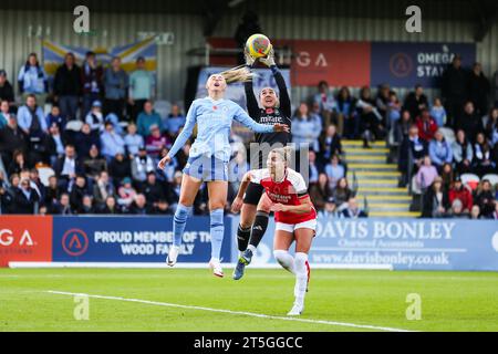 Borehamwood, Großbritannien. Am 5. November 2023 kämpft Chloe Kelly von Manchester City gegen Arsenal Torhüterin Manuela Zinsberger während des Spiels Arsenal Women FC gegen Manchester City Women's Super League im Meadow Park Stadium, Borehamwood, England, Großbritannien am 5. November 2023 Credit: Every Second Media/Alamy Live News Stockfoto