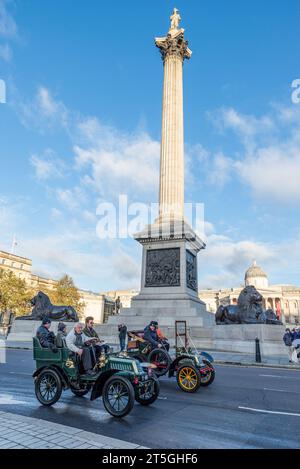 Westminster, London, Großbritannien. November 2023. Die Rennstrecke von London nach Brighton ist das am längsten laufende Motorrennen der Welt. Das erste Rennen fand 1896 statt, um die Verabschiedung des Gesetzes zu feiern, das es „leichten Lokomotiven“ ermöglichte, mit Geschwindigkeiten von mehr als 4 km/h zu fahren. Fahrzeuge, die an der Veranstaltung teilnehmen, müssen vor 1905 gebaut worden sein. Die Fahrzeuge fuhren bei Sonnenaufgang vom Hyde Park durch London, bevor sie in Richtung Süden fuhren. Autos fahren am Trafalgar Square vorbei Stockfoto