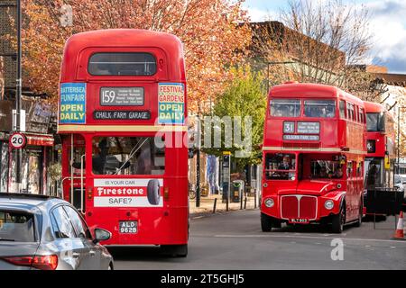 Oldtimer-Busse, die am 5. November im Norden Londons kostenlos zur Unterstützung des „Poppy Appeal“ der Royal British Legion verkehren. Stockfoto