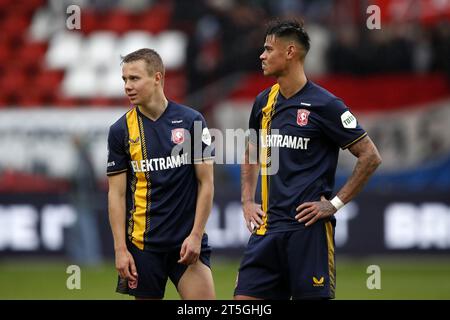 Mathias Kjolo vom FC Twente und Mees Hilgers vom FC Twente sind enttäuscht vom niederländischen Eredivisie-Spiel zwischen dem FC Utrecht und dem FC Twente am 5. November 2023 im Galgenwaard-Stadion in Utrecht. ANP BART STOUTJESDIJK Stockfoto