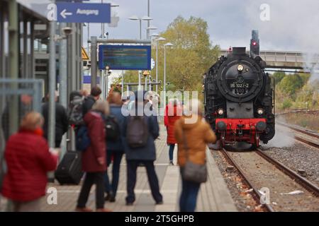 Blankenburg, Deutschland. November 2023. Eine Dampflokomotive der Baureihe 95027 pendelt im Bahnhof Halberstadt. Die Sonderfahrt der Dampflokomotive 95 027 wurde zum 100. Geburtstag der Dampflokomotive organisiert. Die Arbeitsgruppe Rübelandbahn ließ die historische Dampflokomotive an zwei Tagen von Blankenburg nach Halberstadt fahren. Quelle: Matthias Bein/dpa/Alamy Live News Stockfoto