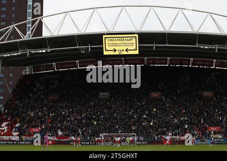 UTRECHT - Video Assistant Schiedsrichter (VAR) während des niederländischen Eredivisie-Spiels zwischen dem FC Utrecht und dem FC Twente im Galgenwaard-Stadion am 5. November 2023 in Utrecht, Niederlande. ANP BART STOUTJESDIJK Stockfoto