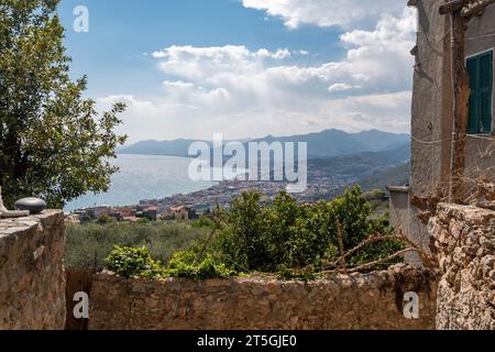 Blick auf die Küste von einem typischen Steinhaus im mittelalterlichen Dorf Borgata Crosa, Borgio Verezzi, Savona, Ligurien, Italien Stockfoto