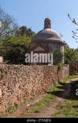 Kapelle der Adelsfamilie Cucchi auf dem Friedhof hinter der Kirche San Martino, Borgata Crosa, Borgio Verezzi, Savona, Ligurien, Italien Stockfoto