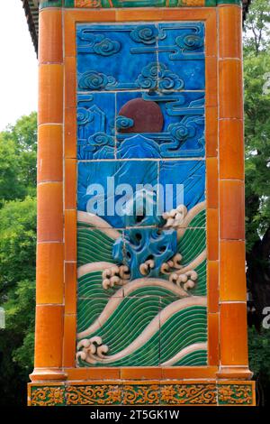 PEKING - 23. MAI: Neun-Drachen-Mauer (Jiulongbi) im Beihai Park，am 23. Mai 2014 in Peking, China Stockfoto