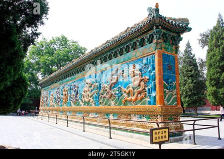 PEKING - 23. MAI: Neun-Drachen-Mauer (Jiulongbi) im Beihai Park，am 23. Mai 2014 in Peking, China Stockfoto