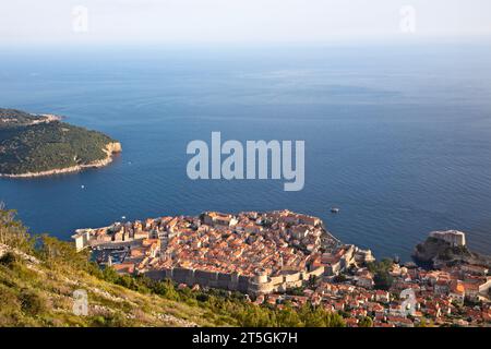 Dubrovnik, historisch bekannt als Ragusa, die ummauerte Stadt, die die Küste Dalmatiens in Kroatien umgibt. Stockfoto