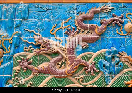 PEKING - 23. MAI: Neun-Drachen-Mauer (Jiulongbi) im Beihai Park，am 23. Mai 2014 in Peking, China Stockfoto