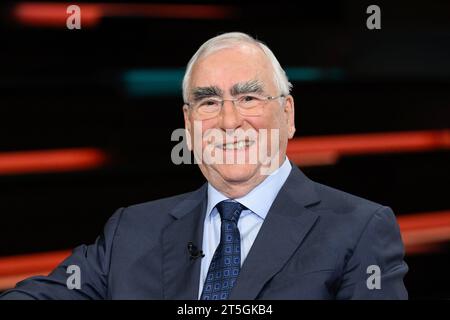 Theo Waigel Politiker 10/23 ihr Theo Waigel am 26. Oktober 2023 in Markus Lanz, ZDF Aufzeichnung vom 17.10.2023 TV Fernsehen Talkshow Talkshow Talkshow Deutschland deutsch deutscher Mann Politik CSU ehemaliger ehemaliger Ex-Bundeminister Finanzminster Bundesfinanzminister Ehrenvorsitzender deutscher Politiker quer Porträt lächelnd *** Theo Waigel Politiker 10 23 Ihr Theo Waigel am 26. Oktober 2023 in Markus Lanz. ZDF-Aufnahme vom 17 10 2023 TV-Talkshow Talkshow Deutschland Deutscher Mann Politik CSU ehemaliger Bundesminister für Finanzen Bundesminister der Finanzen H Stockfoto