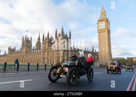 Westminster, London, Großbritannien. November 2023. Die Rennstrecke von London nach Brighton ist das am längsten laufende Motorrennen der Welt. Das erste Rennen fand 1896 statt, um die Verabschiedung des Gesetzes zu feiern, das es „leichten Lokomotiven“ ermöglichte, mit Geschwindigkeiten von mehr als 4 km/h zu fahren. Fahrzeuge, die an der Veranstaltung teilnehmen, müssen vor 1905 gebaut worden sein. Die Fahrzeuge fuhren bei Sonnenaufgang vom Hyde Park durch London, bevor sie in Richtung Süden fuhren. 1904 Wolseley Car überquert die Westminster Bridge Stockfoto