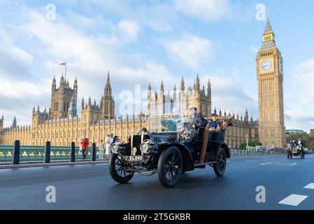 Westminster, London, Großbritannien. November 2023. Die Rennstrecke von London nach Brighton ist das am längsten laufende Motorrennen der Welt. Das erste Rennen fand 1896 statt, um die Verabschiedung des Gesetzes zu feiern, das es „leichten Lokomotiven“ ermöglichte, mit Geschwindigkeiten von mehr als 4 km/h zu fahren. Fahrzeuge, die an der Veranstaltung teilnehmen, müssen vor 1905 gebaut worden sein. Die Fahrzeuge fuhren bei Sonnenaufgang vom Hyde Park durch London, bevor sie in Richtung Süden fuhren. 1904 Gladiator Car Stockfoto